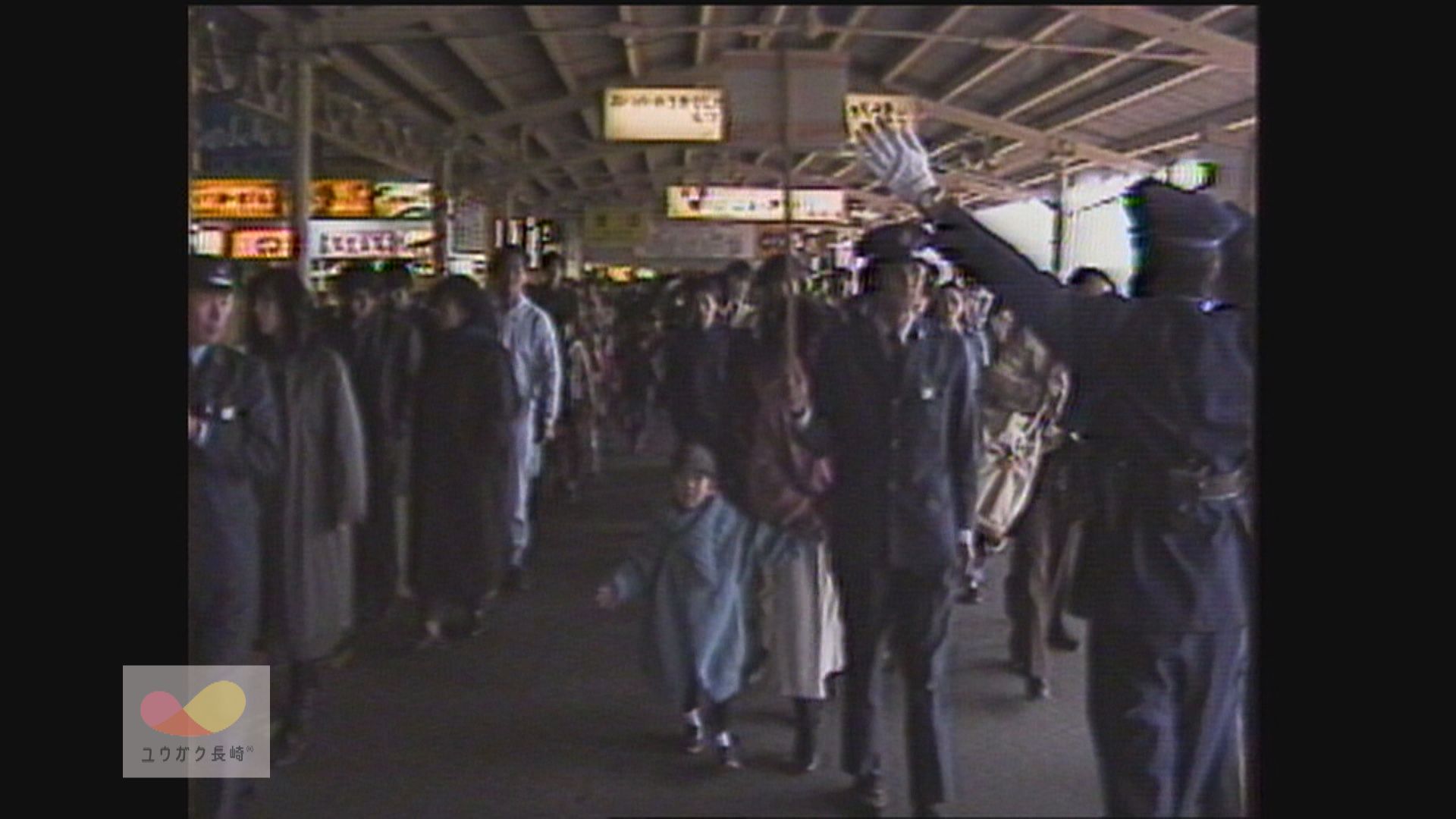 正月明けのUターンラッシュ～プラカード先頭に国鉄乗車待ち整理！イメージ